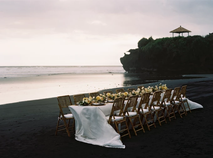 Konsep Pernikahan Tepi Pantai Yang Modern Dengan Inspirasi Budaya Bali Bridestory Blog